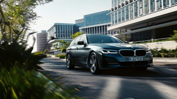 BMW 5er Touring von vorne rechts