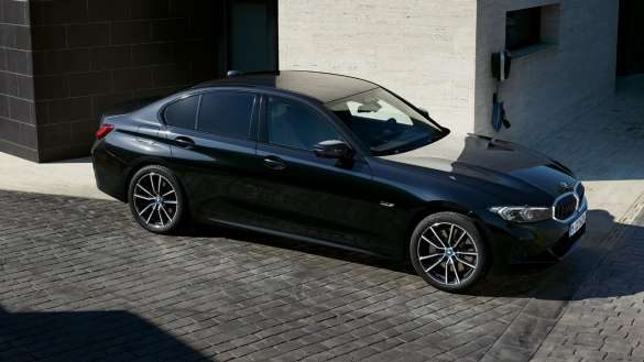 BMW 3er Limousine Plug-in-Hybrid G20 Dreiviertel-Seitenansicht stehend