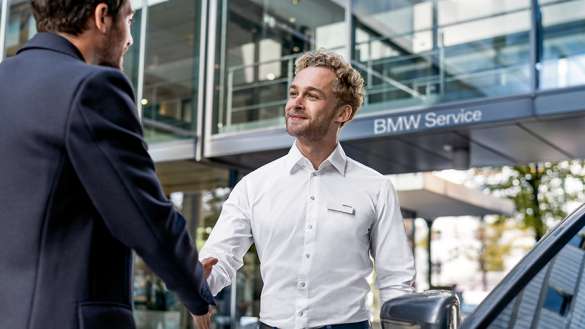 BMW Service Mitarbeiter begrüßt Kunden
