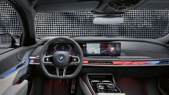 Cockpit mit M Lenkrad, BMW Curved Display und Interaction Bar BMW M760e xDrive Limousine G70